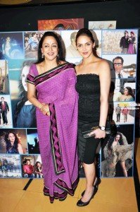 16-Esha with mother Hema Malini 