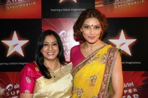 29-bipasha-basu-with-mother 